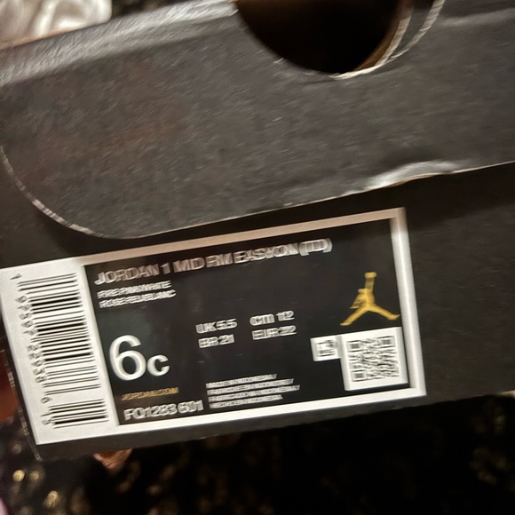 Jordan 1 Mid SE Black Sneakers - Picture 1 of 3